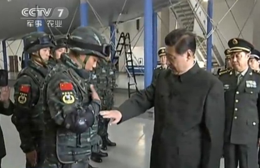 习近平视察武警特战部队并授旗