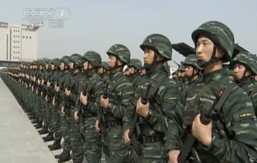 习近平视察武警特战部队并授旗
