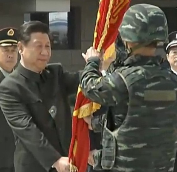 习近平视察武警特战部队并授旗