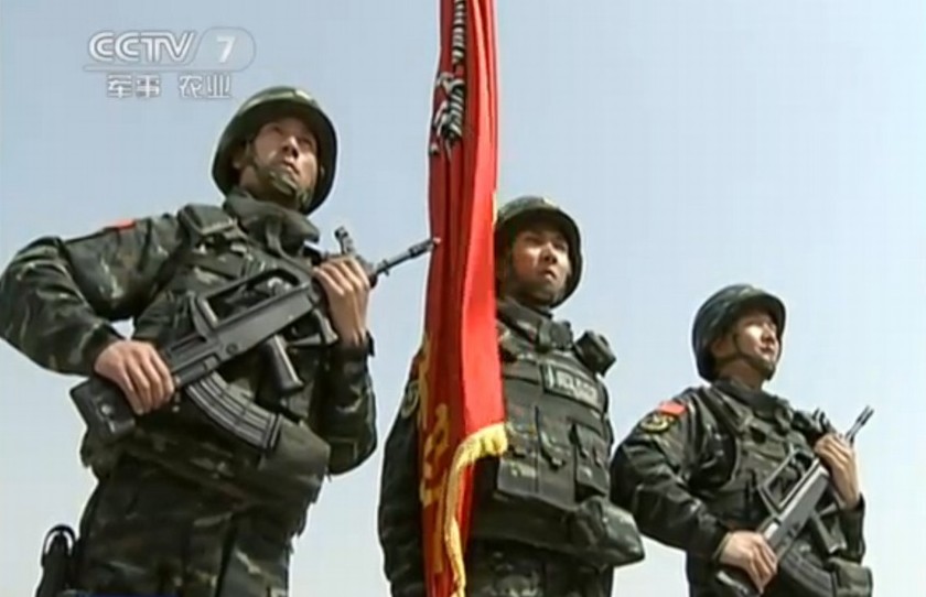习近平视察武警特战部队并授旗
