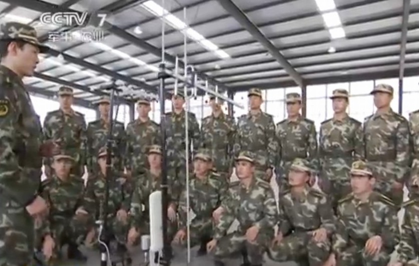 习近平视察武警特战部队并授旗
