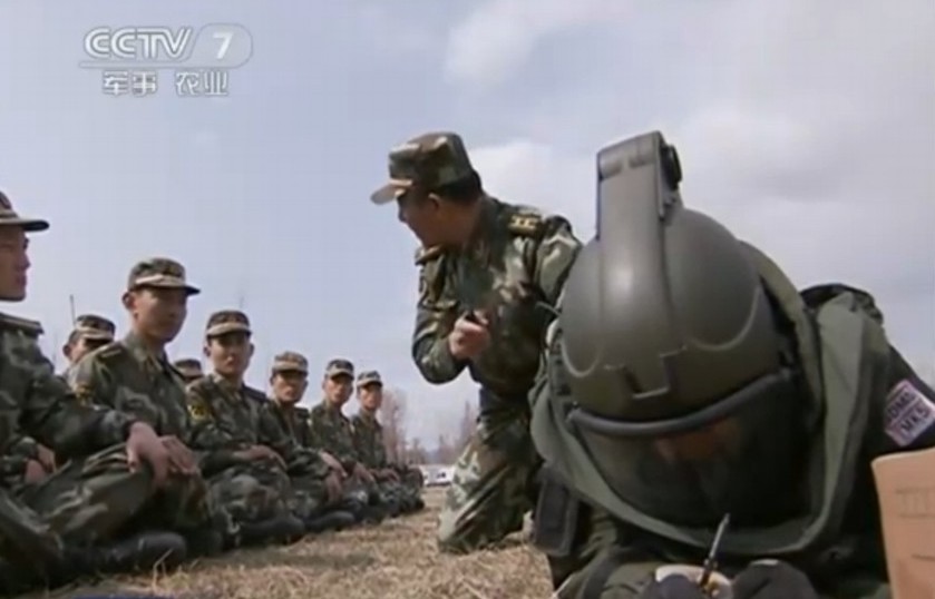 习近平视察武警特战部队并授旗