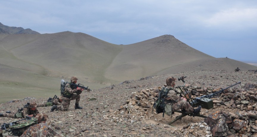 新疆解放军配重机枪火力超猛