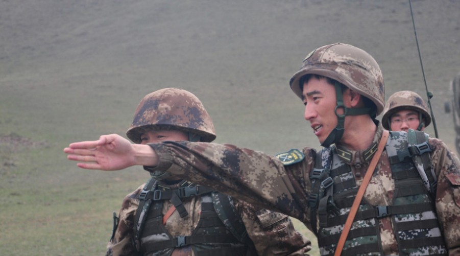 新疆解放军配重机枪火力超猛