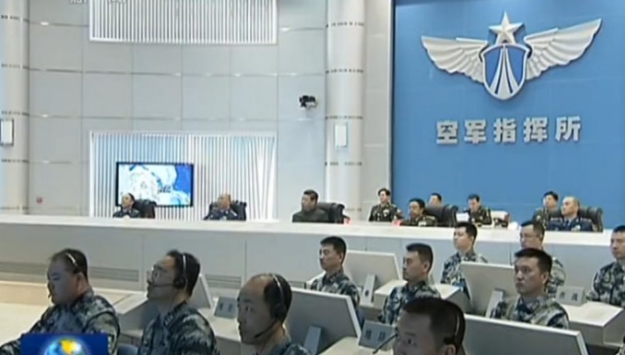 习近平视察空军机关指挥楼 观摩空情处置演练