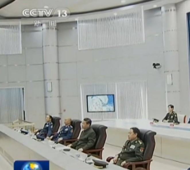 习近平视察空军机关指挥楼 观摩空情处置演练