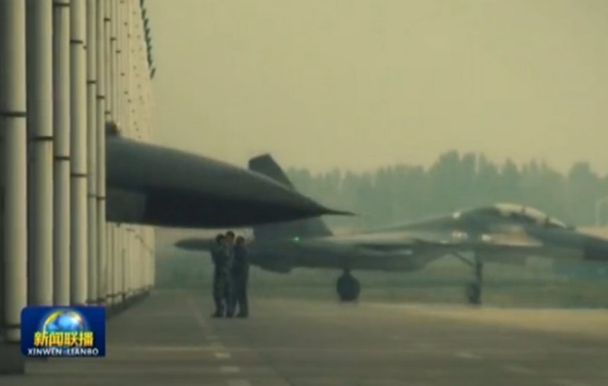 习近平视察空军机关指挥楼 观摩空情处置演练