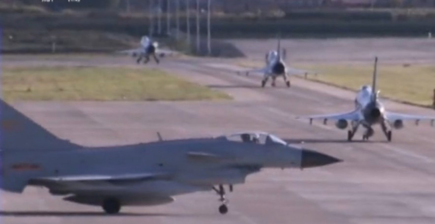 习近平视察空军机关指挥楼 观摩空情处置演练