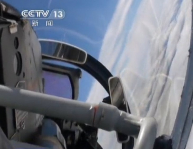 习近平视察空军机关指挥楼 观摩空情处置演练
