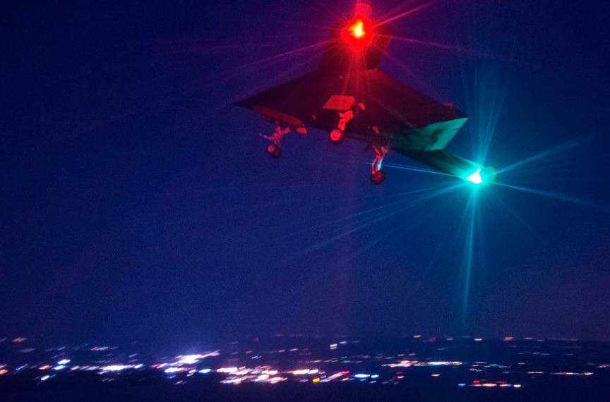 美军X-47B无人机首次夜航试飞曝光