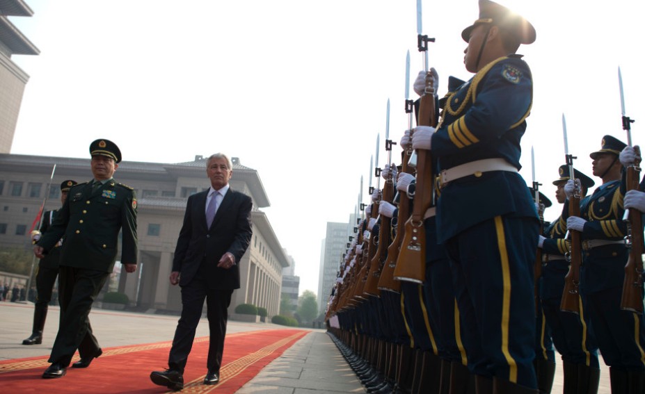 4月8日，中国国防部长常万全陪同美国国防部长哈格尔检阅解放军三军仪仗队。当天，两国防长还举行了联合记者，并在会上“舌战”中国国防部长常万全则指出，在涉及与邻国的岛屿主权争议问题上，北京不会首先“惹事”。