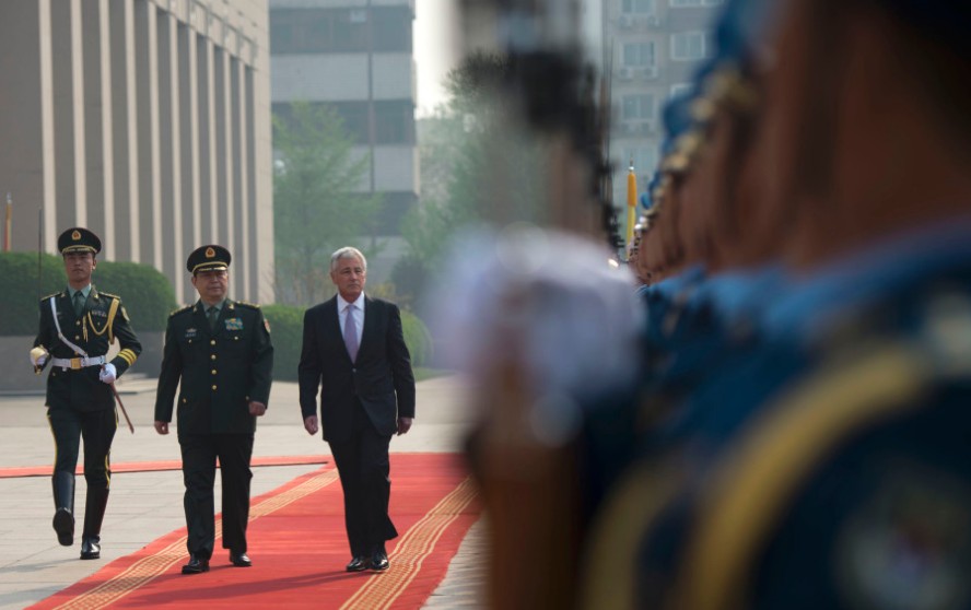 中美两国防长并排站立，围绕两国心中均怀有的地区抱负进行了激烈的口头交锋。在一个小时的时间里，常万全抨击了日本、菲律宾、台湾和美国的各种举措，他称这些举措有损稳定。