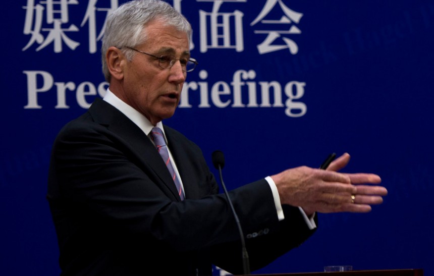美国防长检阅三军仪仗队参观八一大楼士官学校