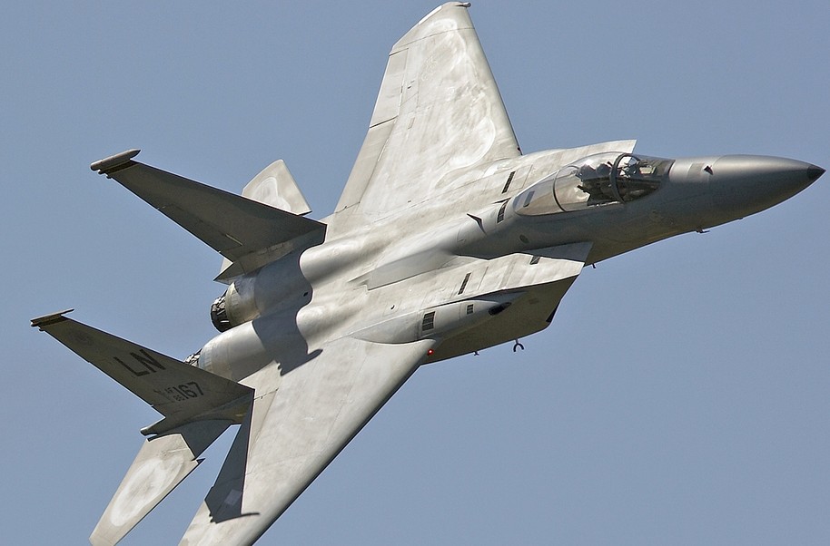 F15战斗机在当年出现的时候基本上与今天F22出现属于同等效果，而SU27直接针对的目标也是该机，但苏27的扩展性不如F15，过于盲目地追求制约对方只会打乱自己研发的步伐
