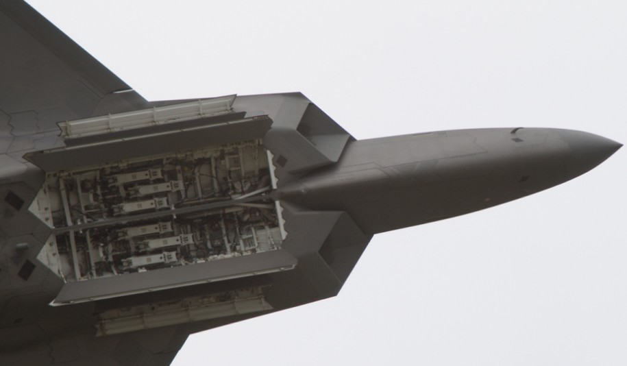 图为F22的机腹弹仓，F22重视空战，所以其可以挂在两枚AIM9X导弹和六枚AIM120导弹