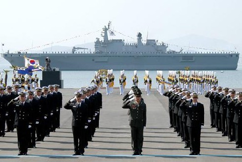 图为韩国海上阅兵