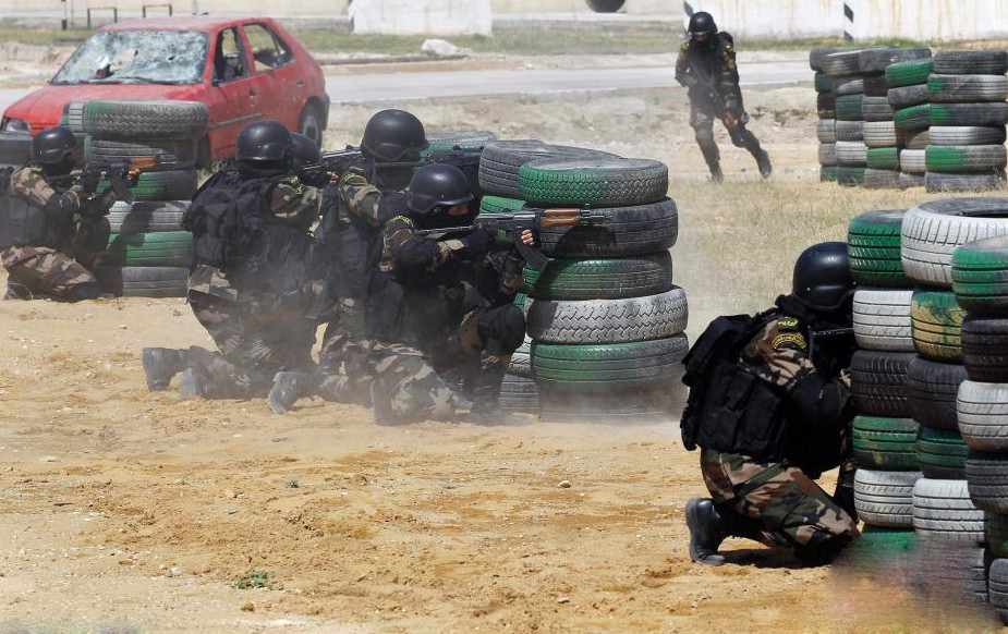 2014年4月6日，约旦河西岸杰里科一处训练基地内，数名巴勒斯坦总统卫队女员全副武装进行实战技能训练。这是该卫队首次出现女队员，共26人。总统卫队规模约有2600人，几乎全部为男性。