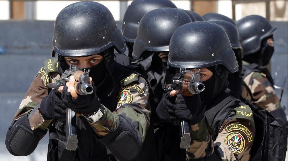 2014年4月6日，约旦河西岸杰里科一处训练基地内，数名巴勒斯坦总统卫队女员全副武装进行实战技能训练。这是该卫队首次出现女队员，共26人。总统卫队规模约有2600人，几乎全部为男性。