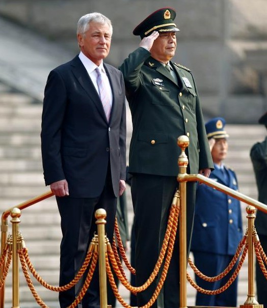 4月8日上午，中华人民共和国国防部部长常万全上将，在北京八一大楼为来访的美国国防部长哈格尔举行欢迎仪式，陪同检阅中国人民解放军陆、海、空三军仪仗队。