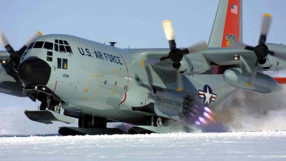 C-130装上滑板变成飞行雪橇