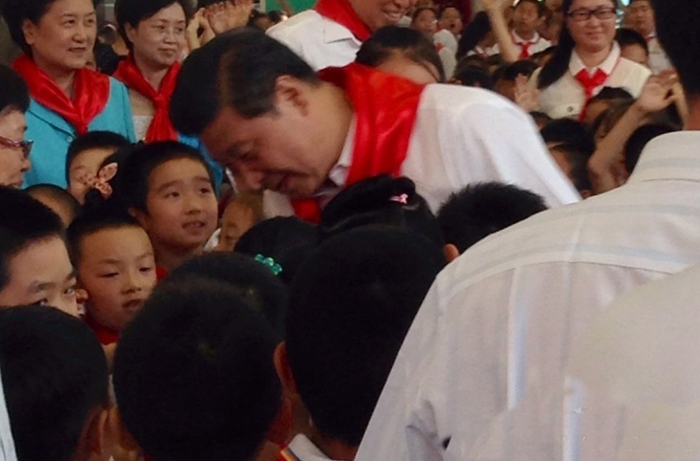 习近平到一所小学参加少先队活动
