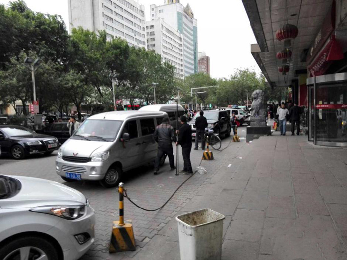 乌鲁木齐发生爆炸案 现场交通逐渐恢复