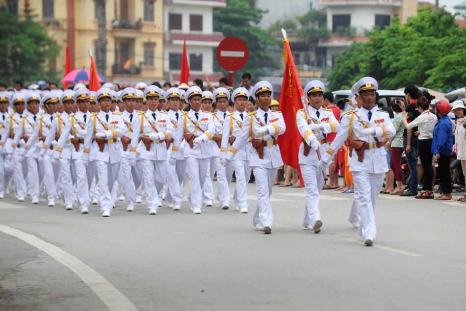 越南举行盛大阅兵彩排 枪支种类多女民兵方队多