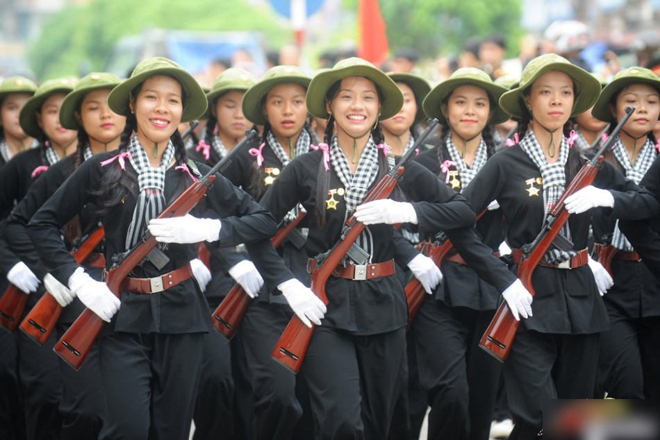 越南举行盛大阅兵彩排 枪支种类多女民兵方队多
