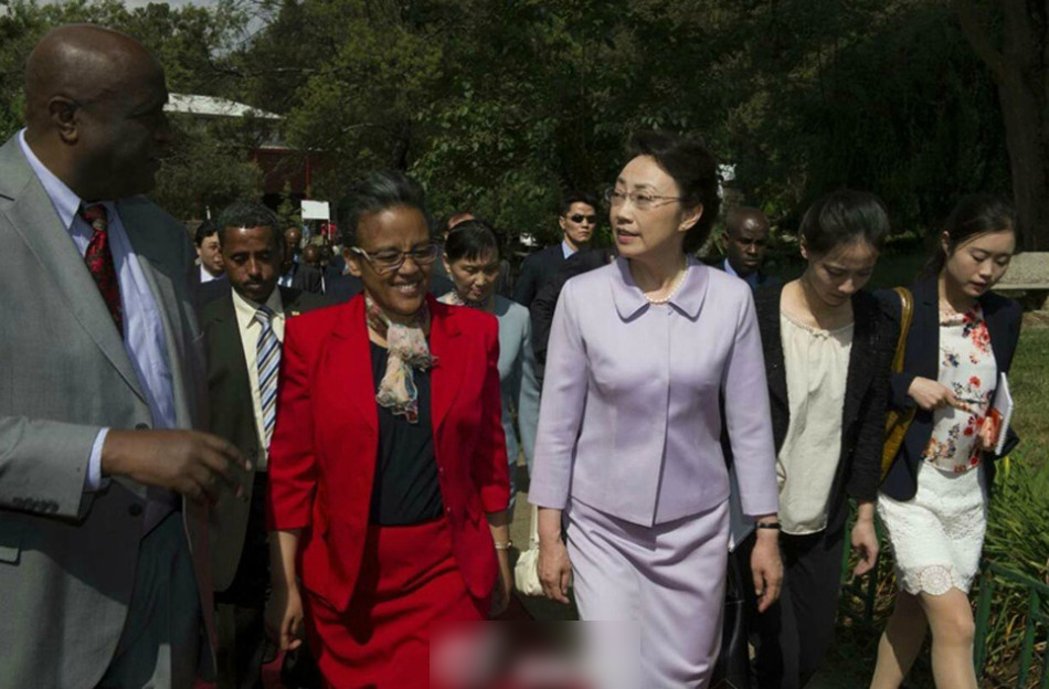 李克强夫人参观埃塞大学观摩汉语授课