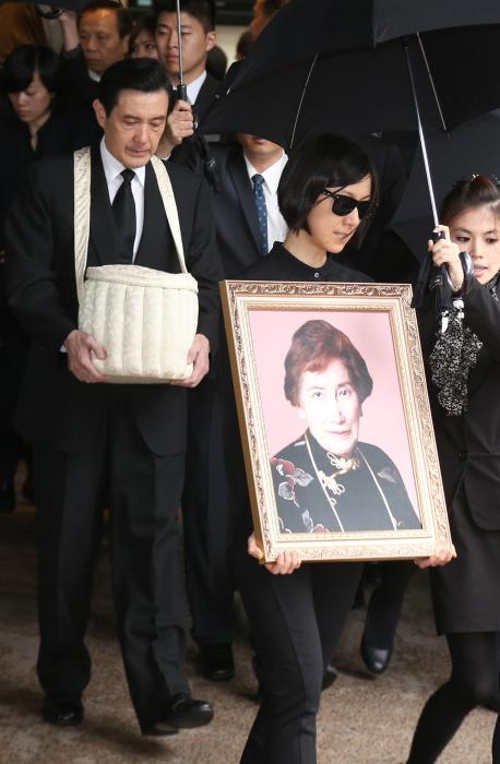 马英九在殡仪馆捧母亲遗照泪流满面