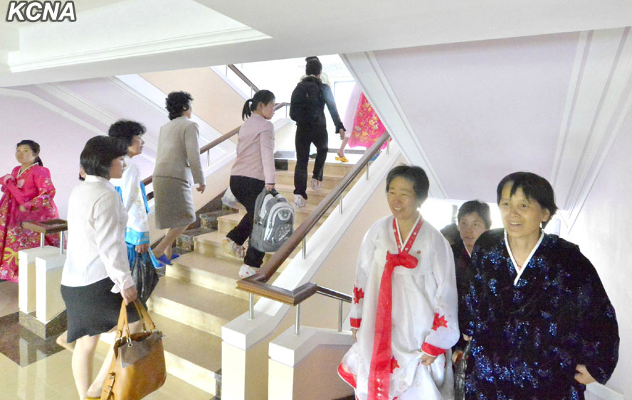 平壤纺织女工宿舍启用