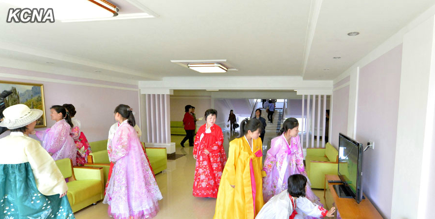 平壤纺织女工宿舍启用