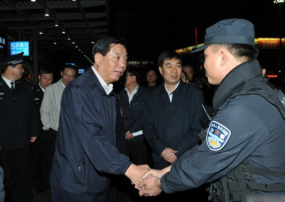 公安部正副3名部长分赴3地火车站视察