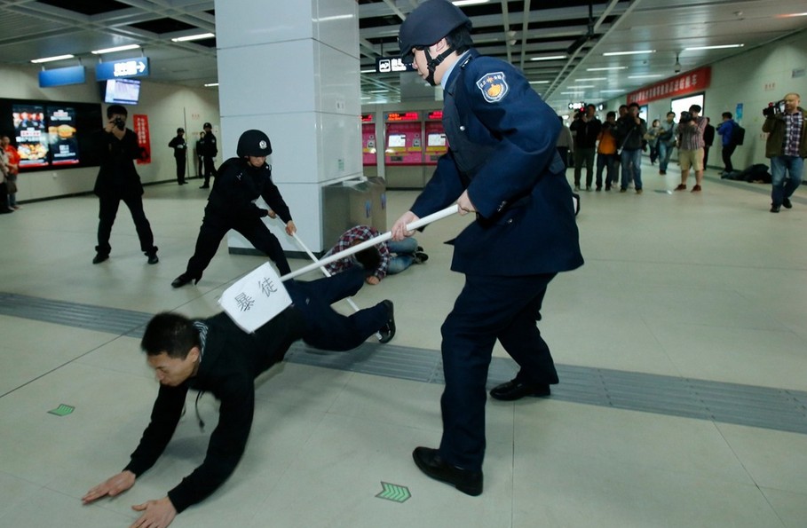 中国多地密集进行处突防暴演练