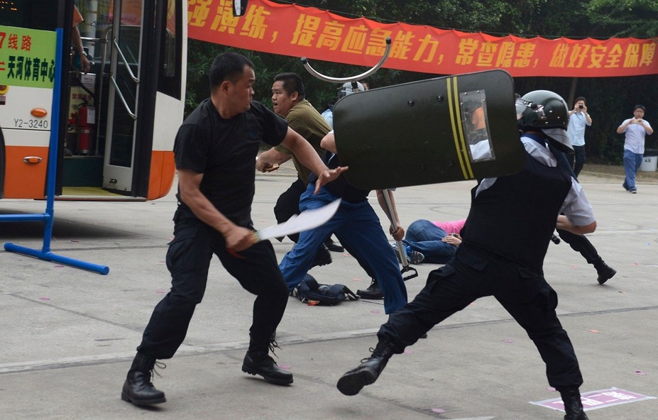 中国多地密集进行处突防暴演练
