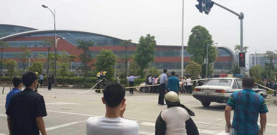 网传福州街头有人开车乱撞 已造成人员伤亡