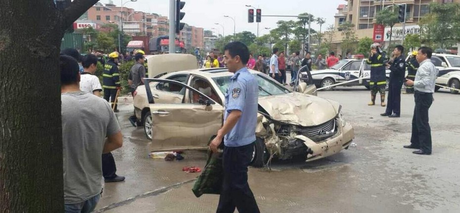 网传福州街头有人开车乱撞 已造成人员伤亡