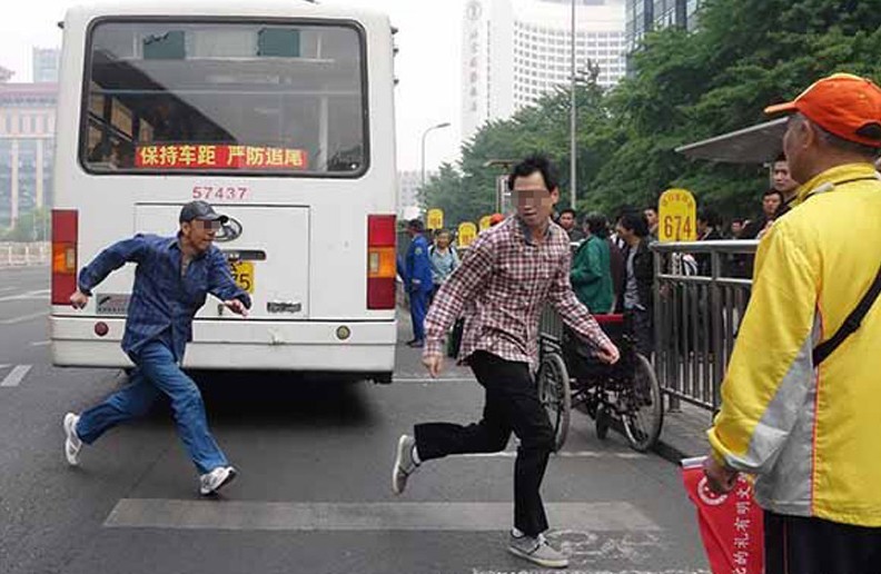 因乘公交起矛盾 北京街头老追少抄板砖理论