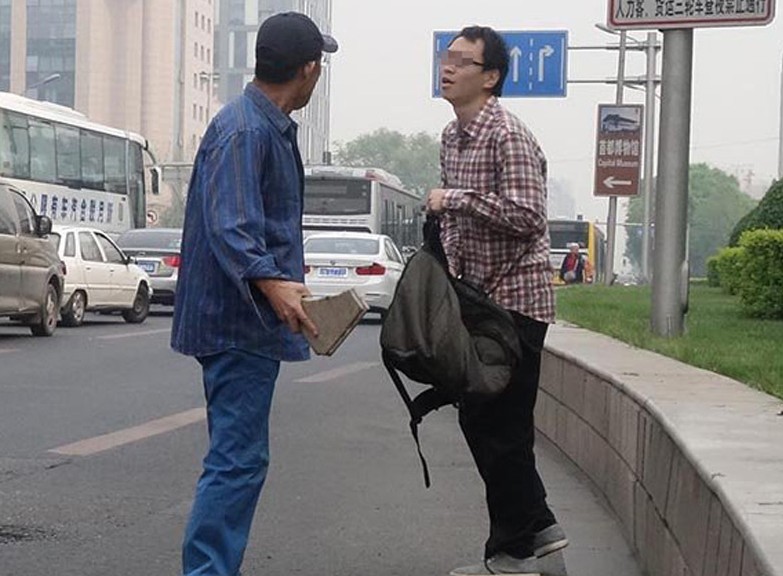 因乘公交起矛盾 北京街头老追少抄板砖理论