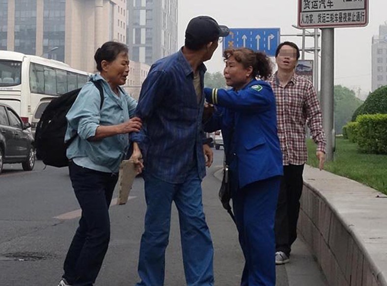 因乘公交起矛盾 北京街头老追少抄板砖理论