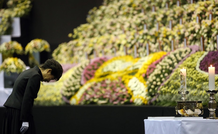 朴槿惠吊唁沉船死难者 遭家属围堵