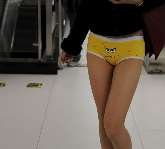 哈尔滨地铁出现“无裤秀”