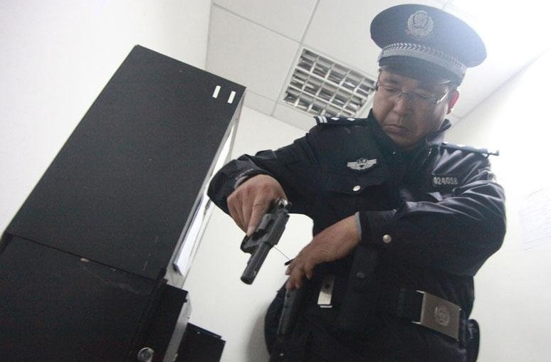 上海首批千余基层巡警配枪巡逻