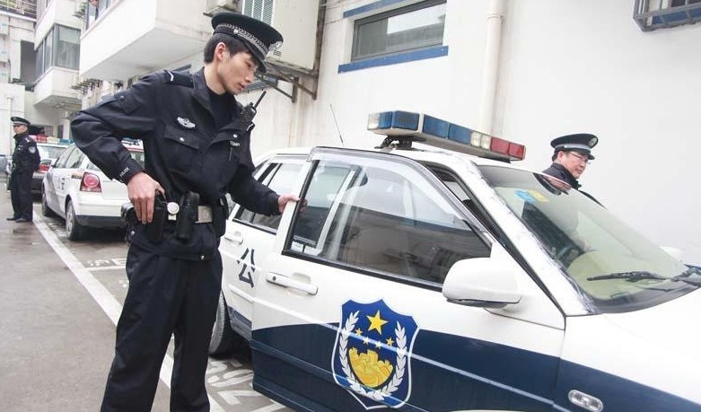 上海首批千余基层巡警配枪巡逻