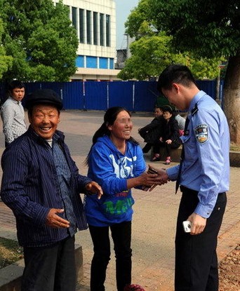 失联15载 七旬老人千里寻儿狱中相见