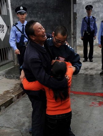 失联15载 七旬老人千里寻儿狱中相见