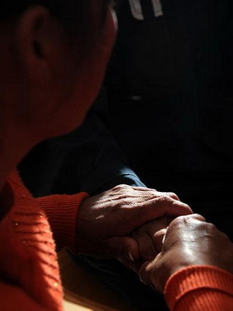 失联15载 七旬老人千里寻儿狱中相见