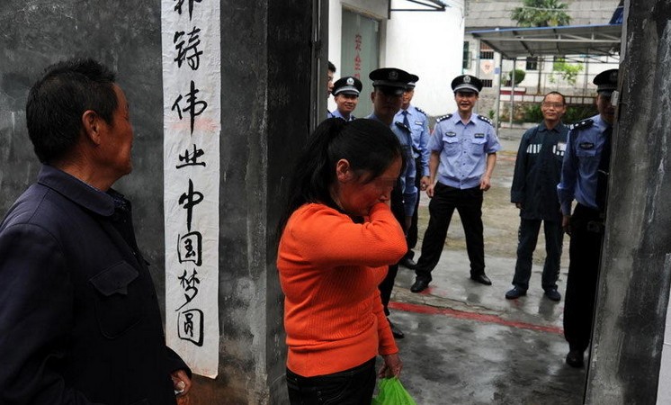 失联15载 七旬老人千里寻儿狱中相见