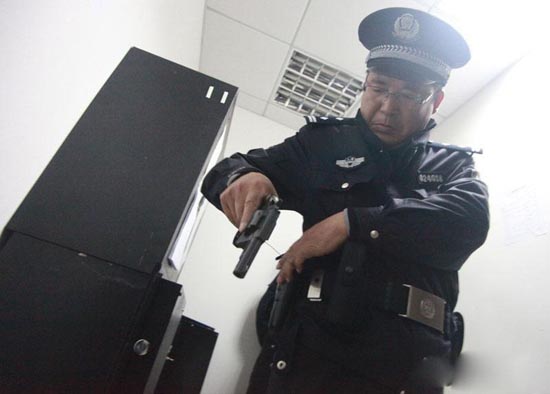 上海巡警开始配枪巡逻 需过政治心理审查
