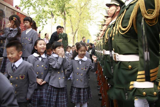 北京小学生进仪仗队警营 小萝莉满脸崇拜